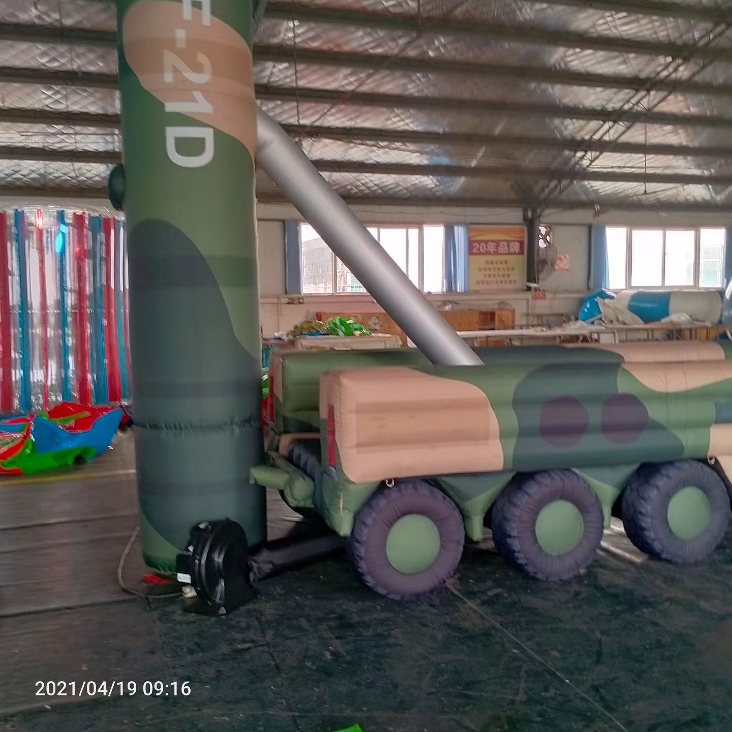 南安军事演习中的充气目标车辆：模拟发射车雷达车坦克飞机